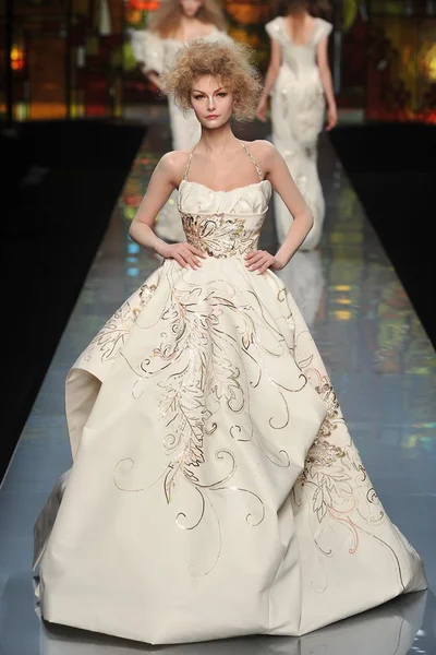 Look 28